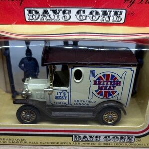 Days Gone British Meat Delivery Van - Cream & Brown